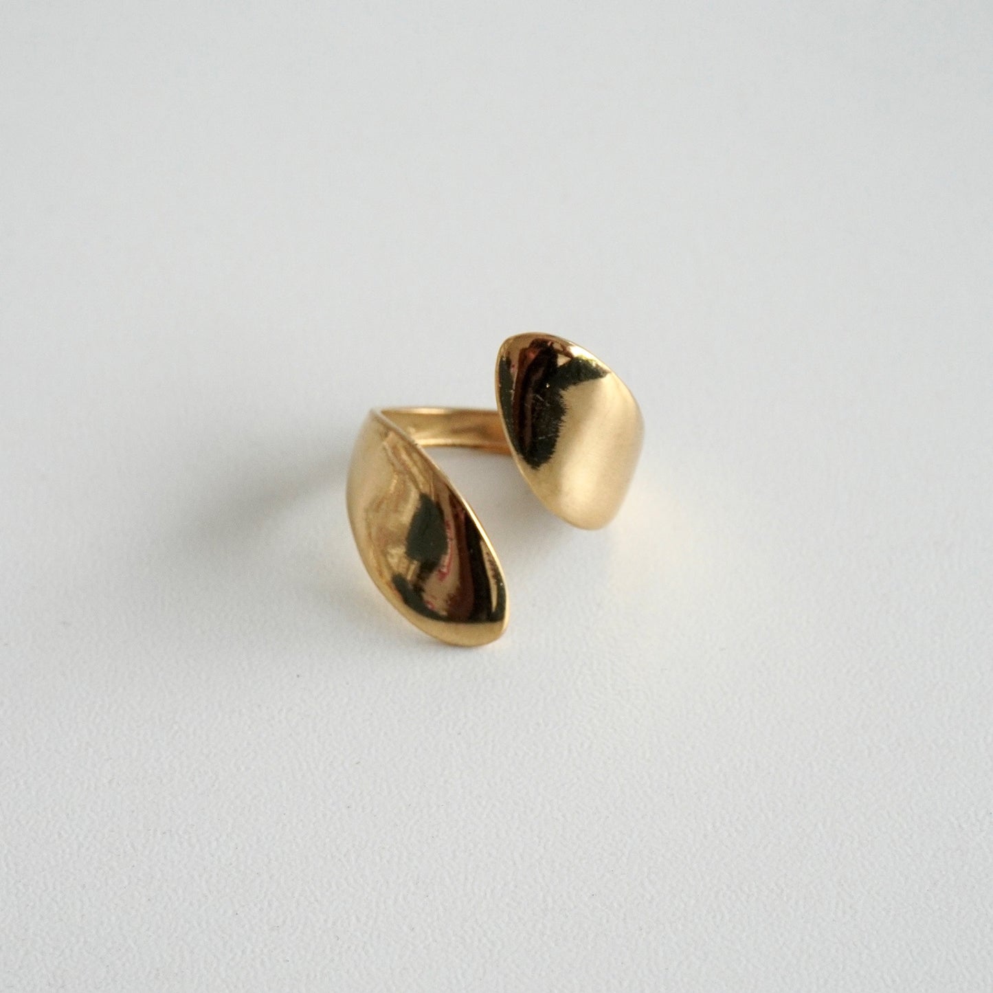 Anillo abierto cruzado chunky