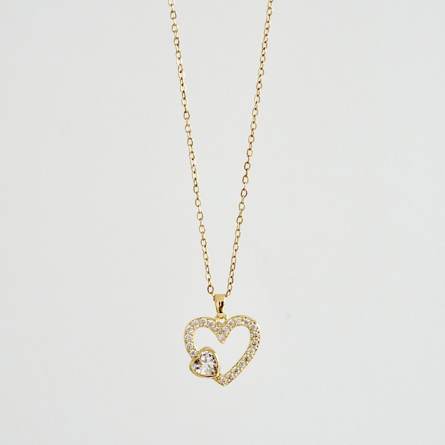 Cadena con dije de corazon hueco y zirconias