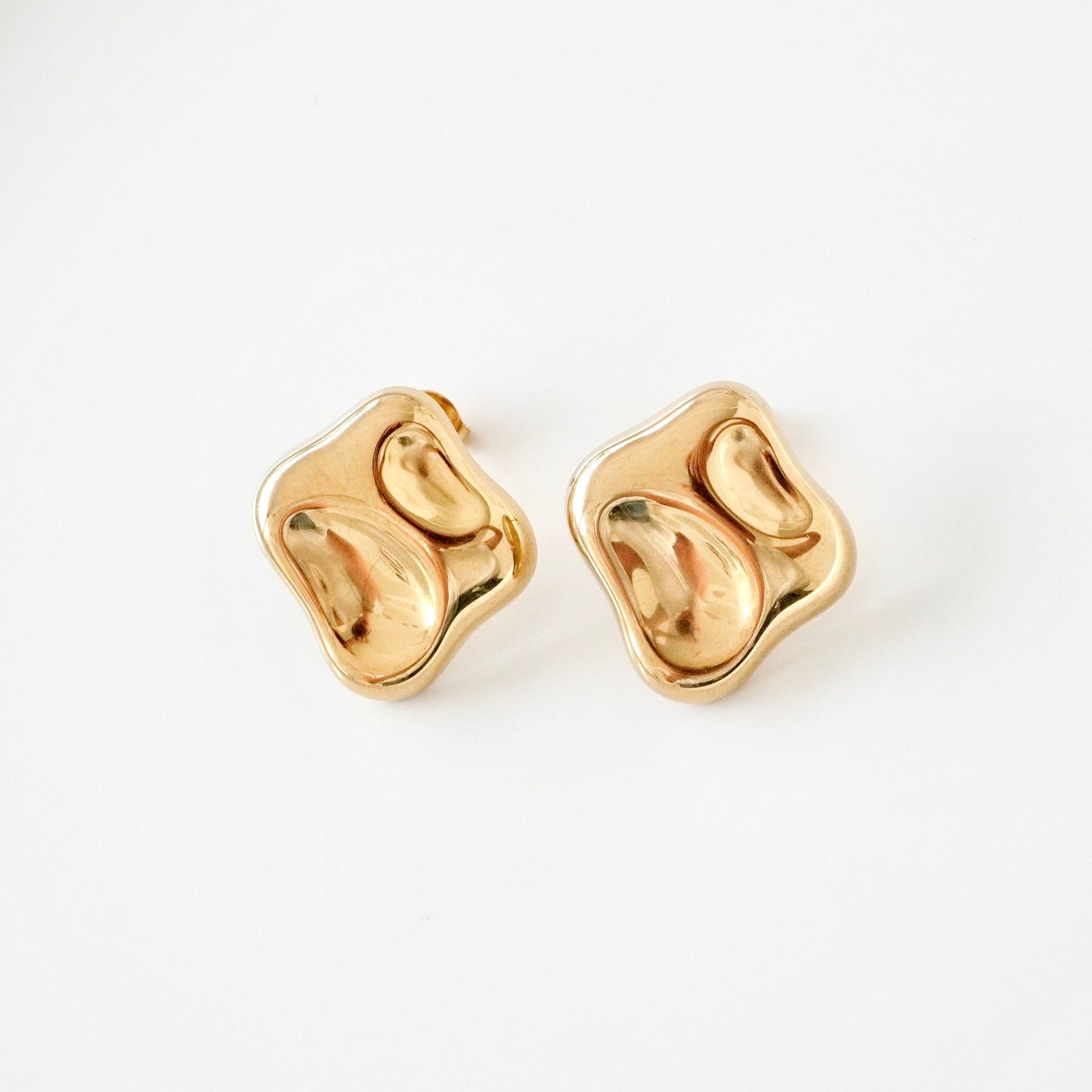 Aretes cuadrados con hendiduras