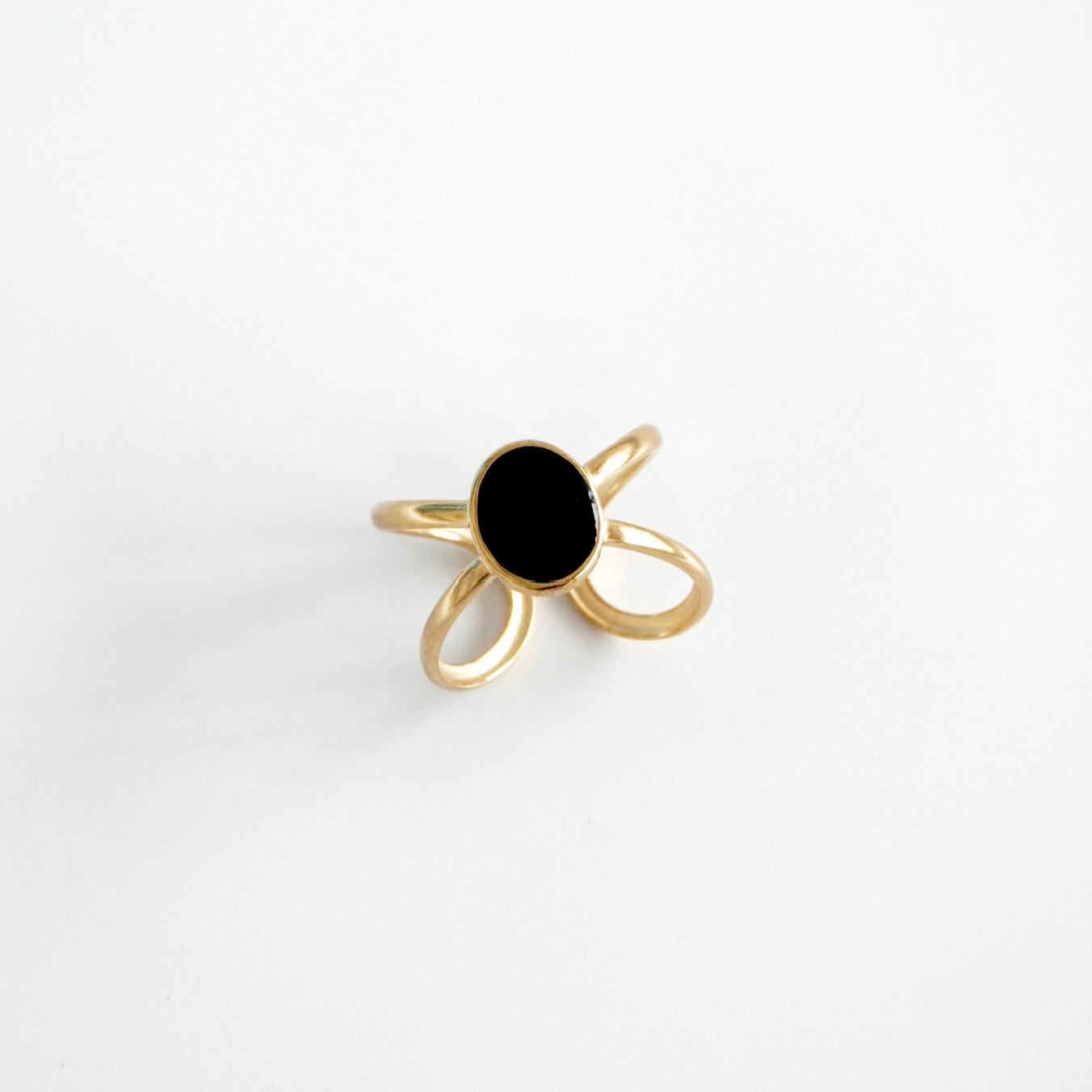 Anillo cruzado con piedra negra