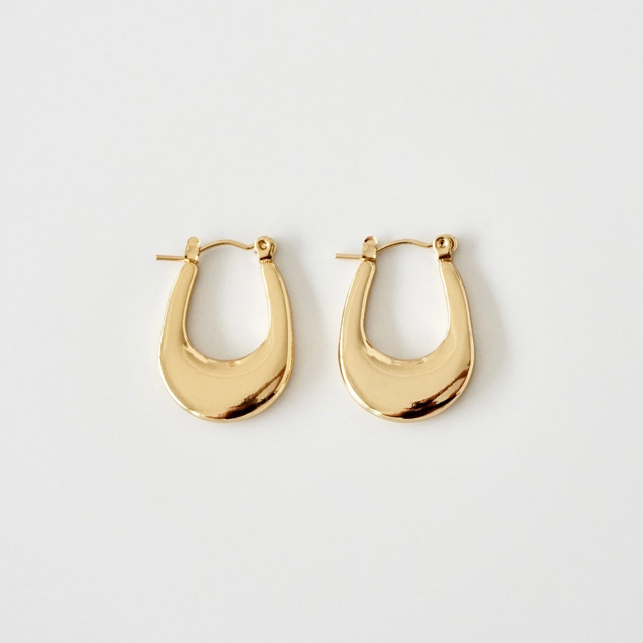 Arracadas forma canasta con broche