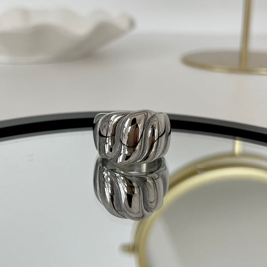 Anillo chuncky plateado líneas curvas