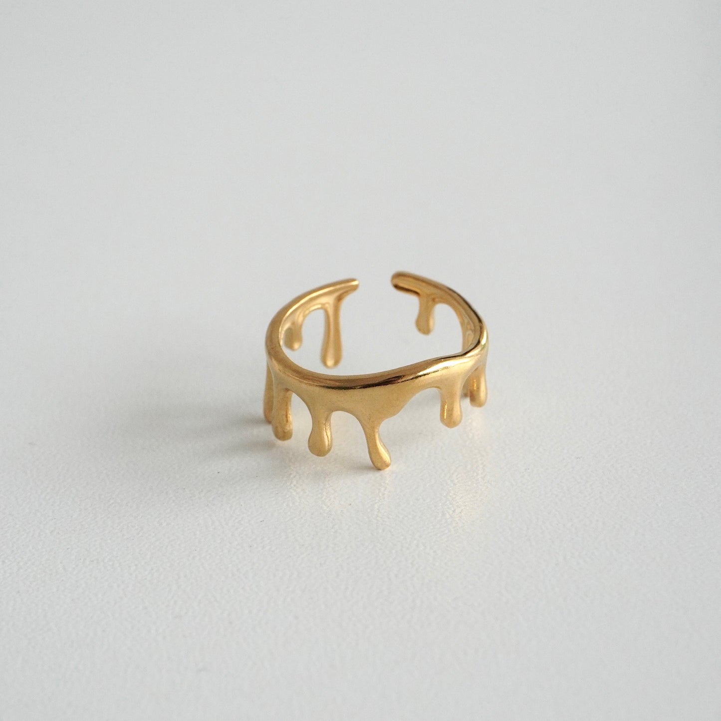 Anillo asimétrico escurrido