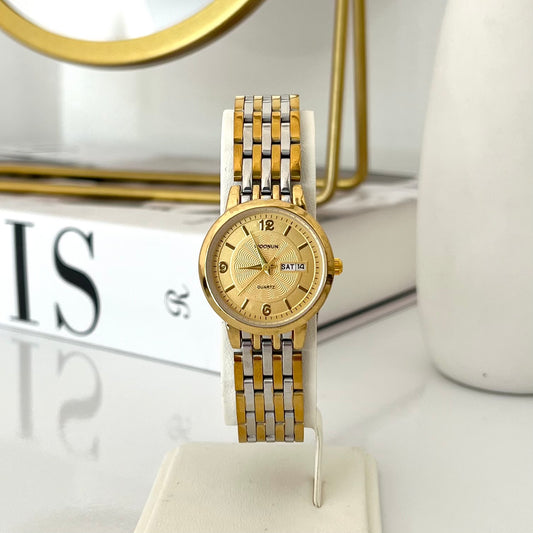 Reloj bicolor fondo amarillo