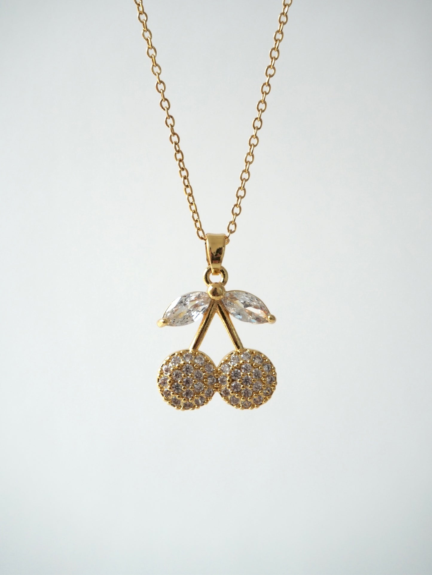 Cadena con dije de cerezas brillosa