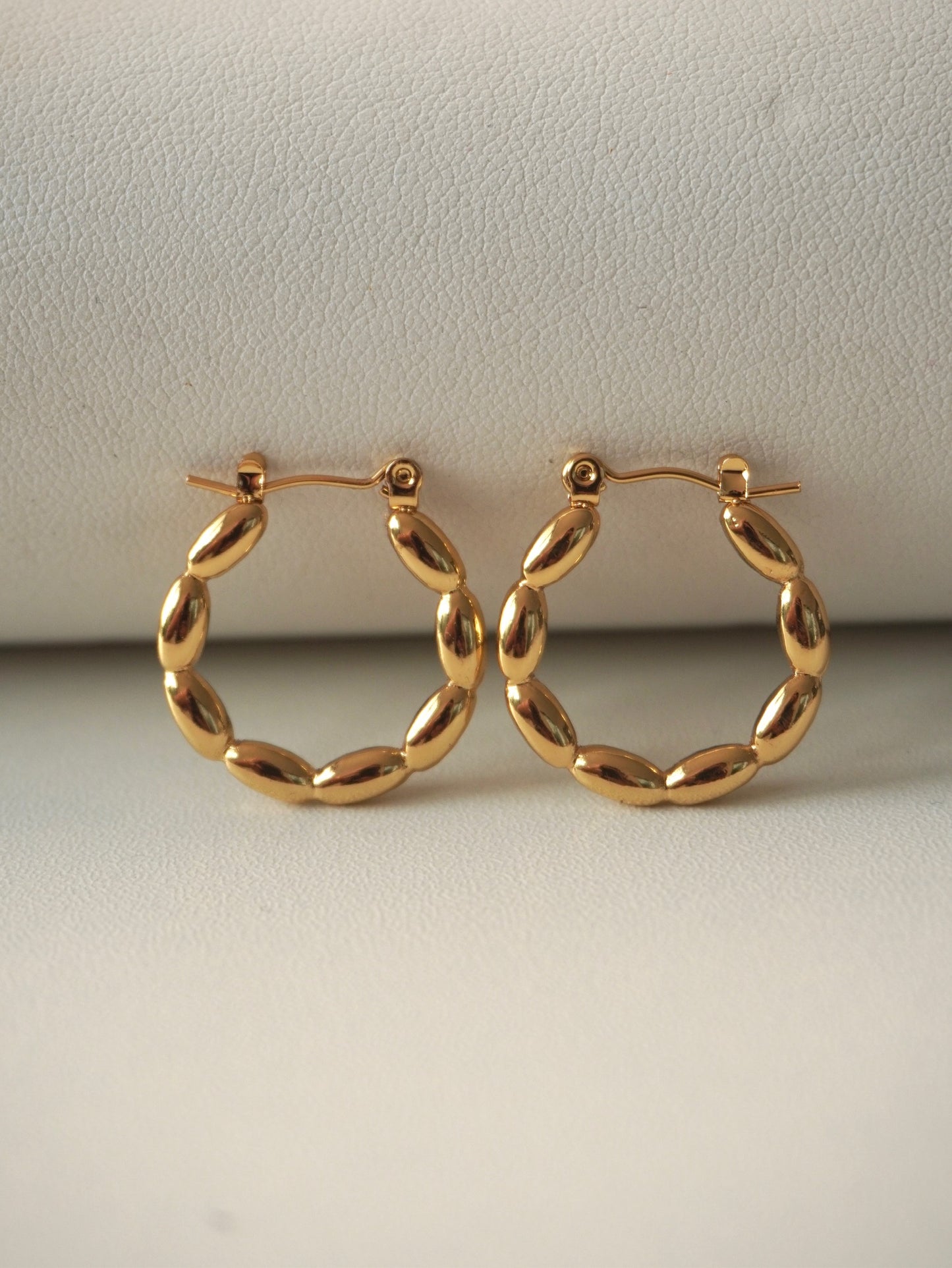 Arracadas básicas esferas alargadas