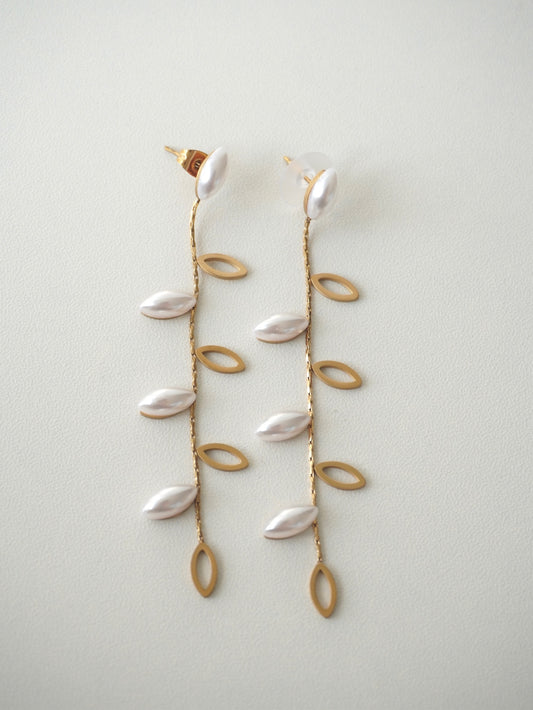 Aretes colgantes hojas y perlas