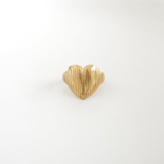 Anillo corazón con líneas