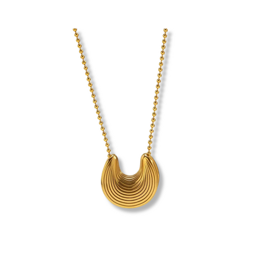 Cadena con dije de media luna y textura