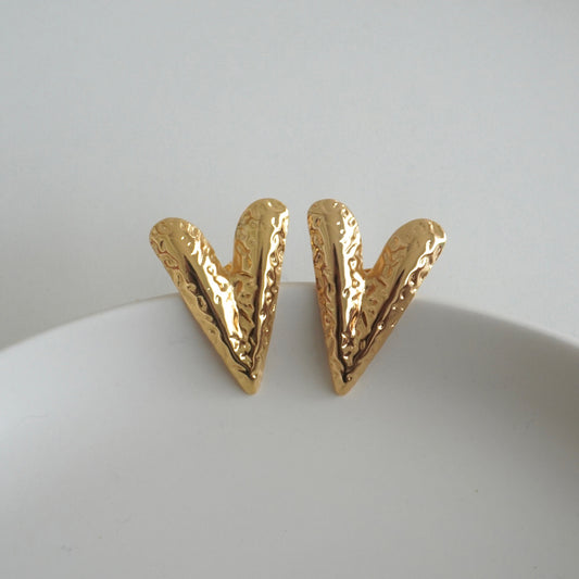 Aretes corazón largo y textura