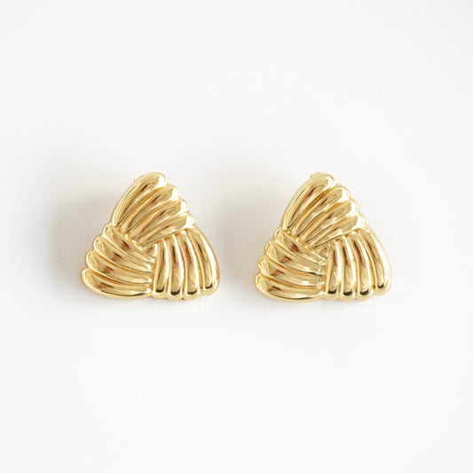 Aretes triángulos entrelazados