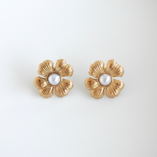Aretes de flor con perla