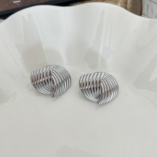 Aretes plateados nudo grandes