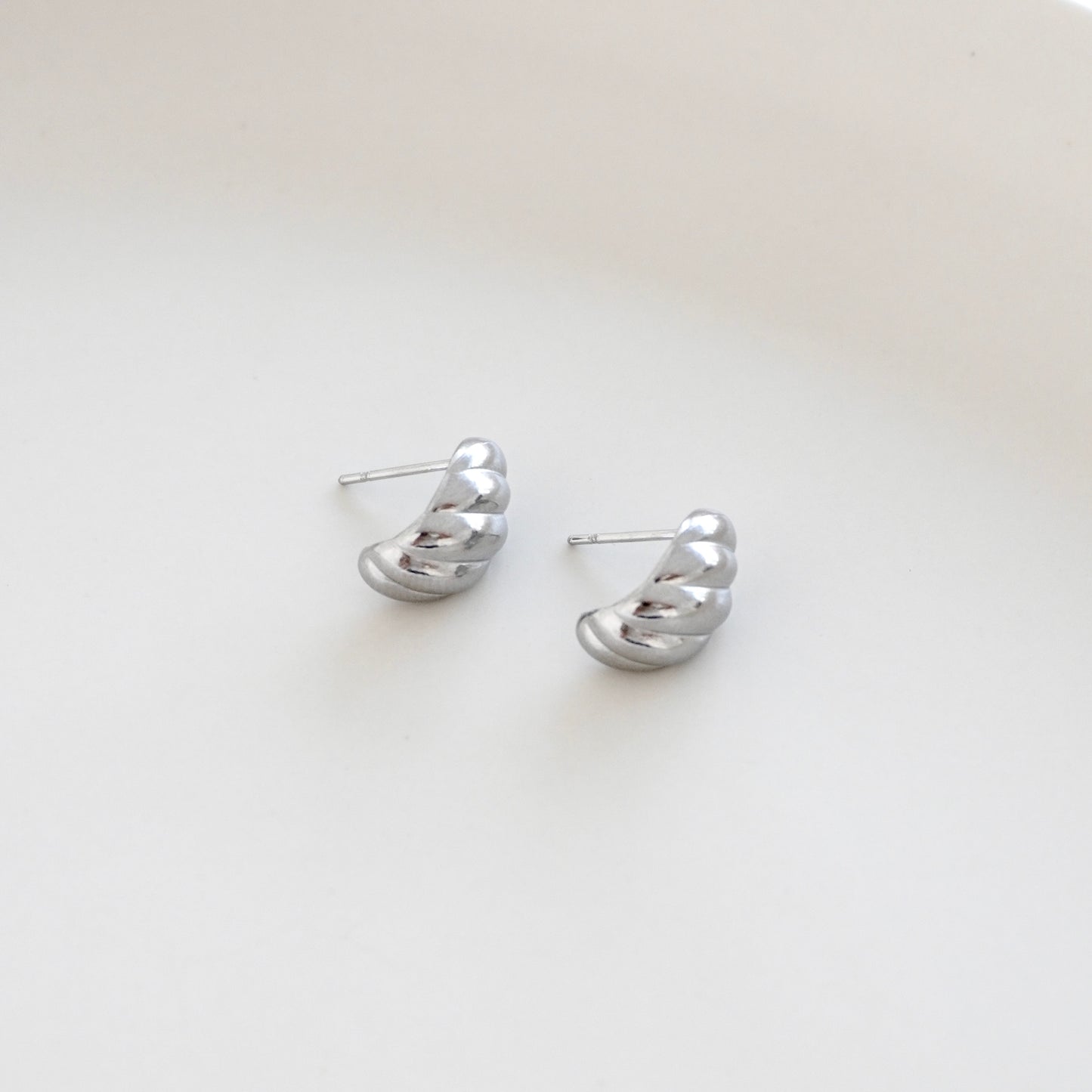 Aretes mini textura croissant plateado