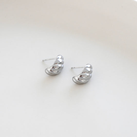 Aretes mini textura croissant plateado