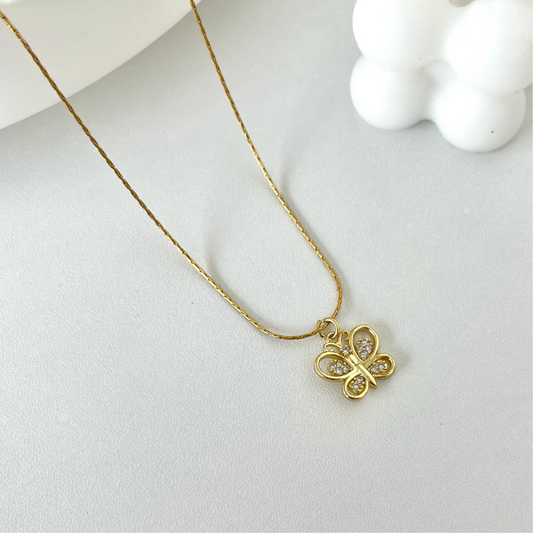 Cadena con dije de mariposa