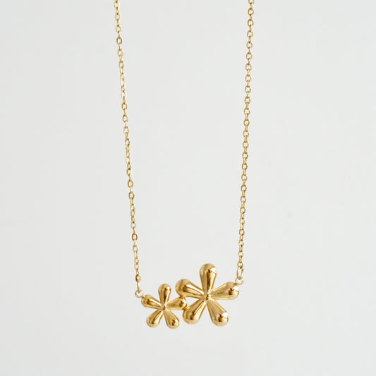 Cadena con dije de flores