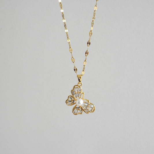 Cadena con dije de mariposa