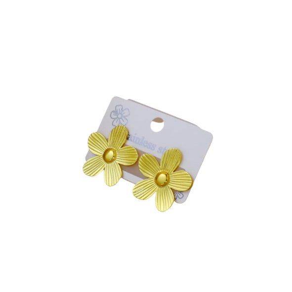 Aretes de flor pequeña con líneas