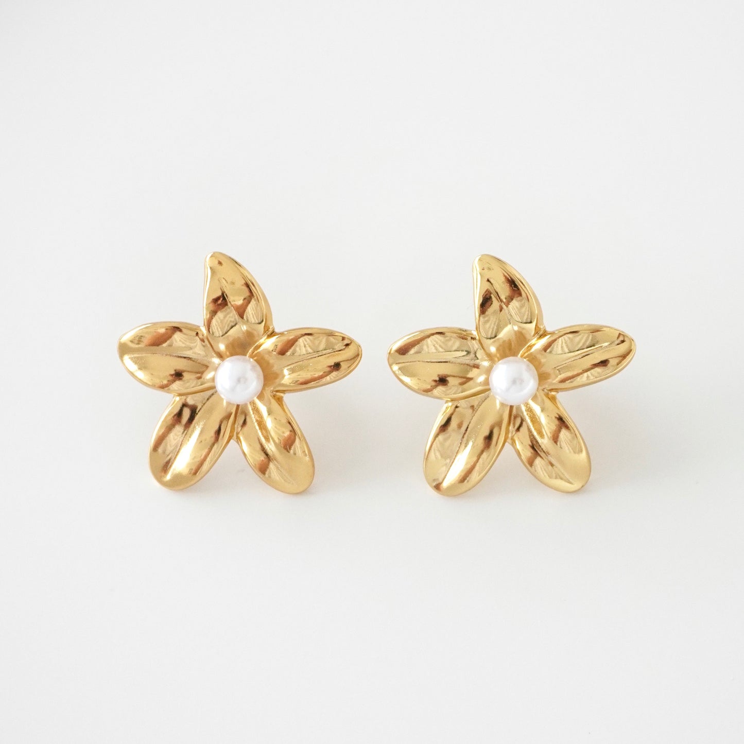 Aretes mini de flor con perla