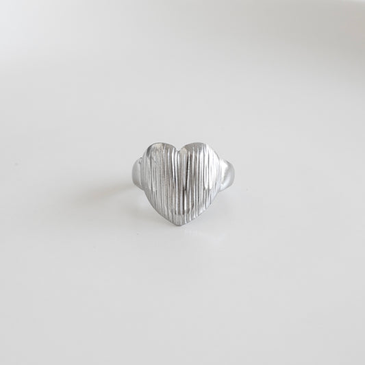 Anillo corazón plateado con líneas