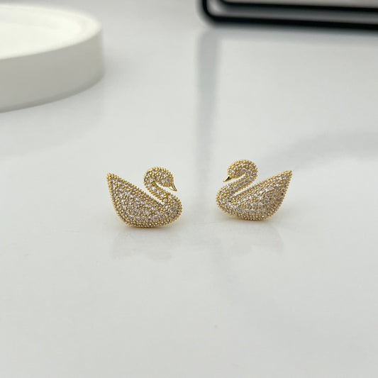 Aretes de cisne pegados