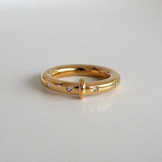 Anillo liso con zirconias
