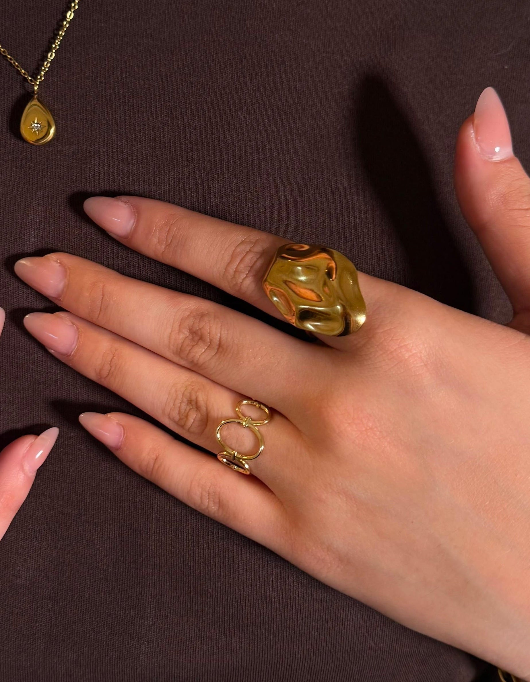 Anillo chunky tipo piedra texturizada