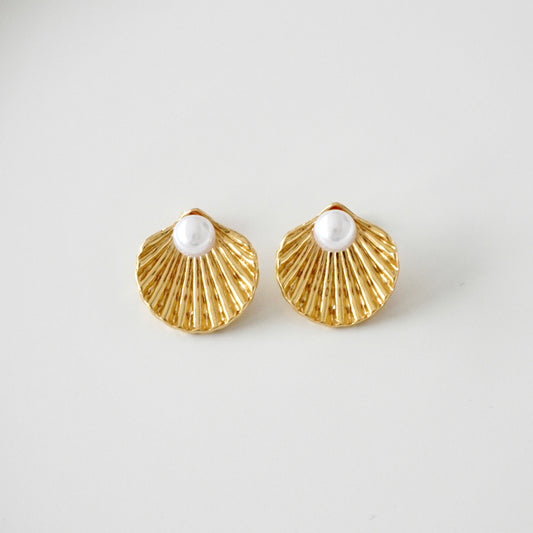 Aretes tipo concha con perla