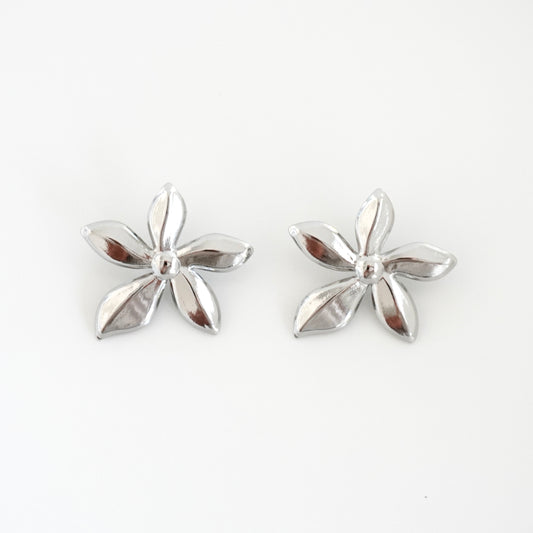 Aretes flor plateada
