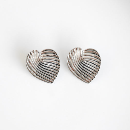 Aretes tipo corazón con líneas plateados