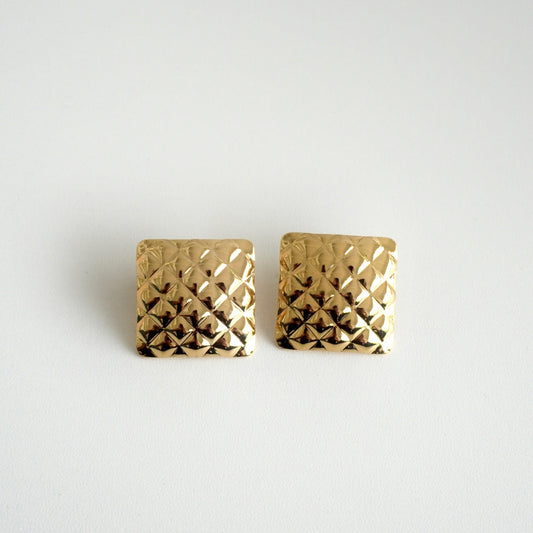 Aretes cuadrados texturizados