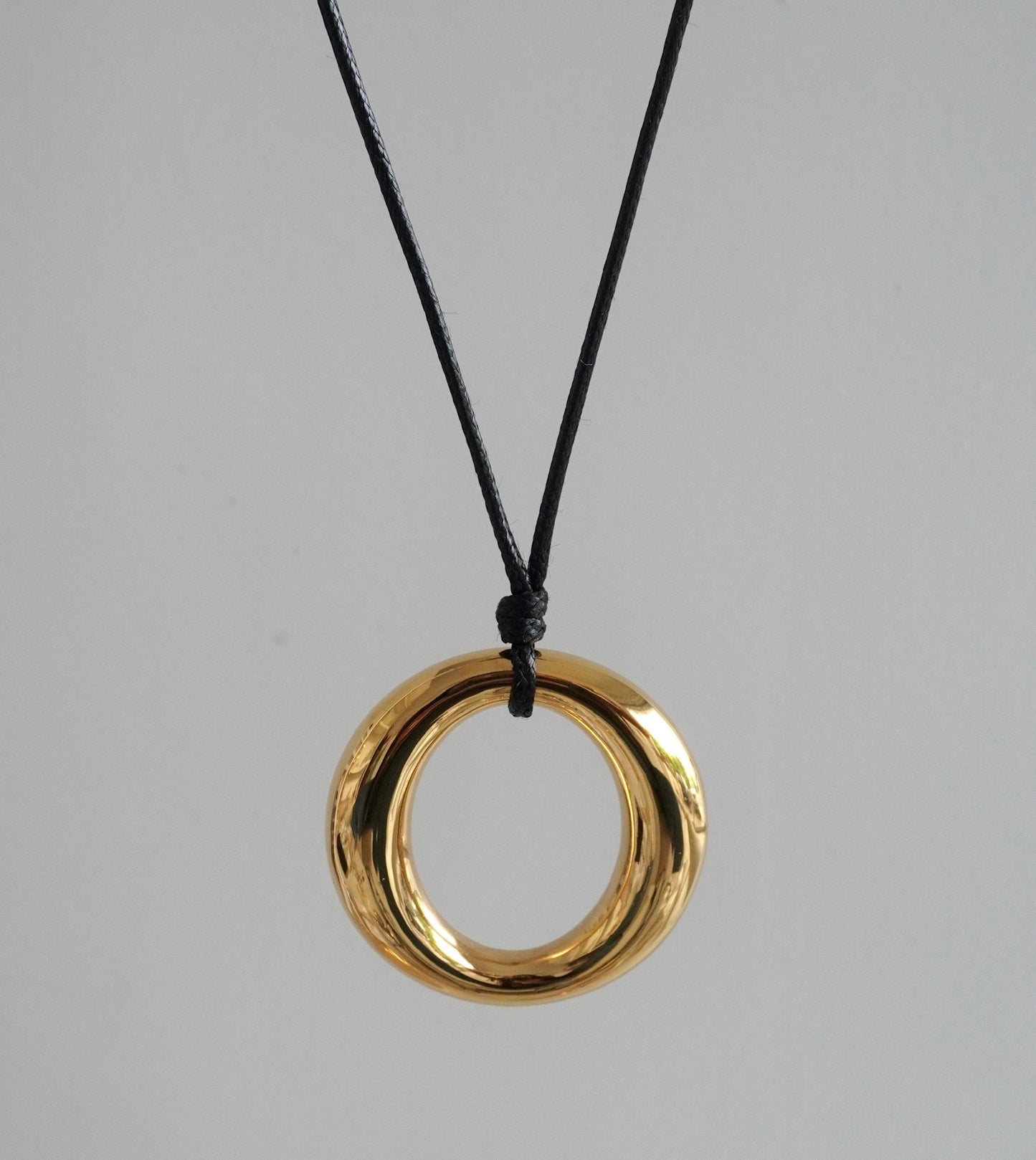 Collar hilo negro círculo hueco