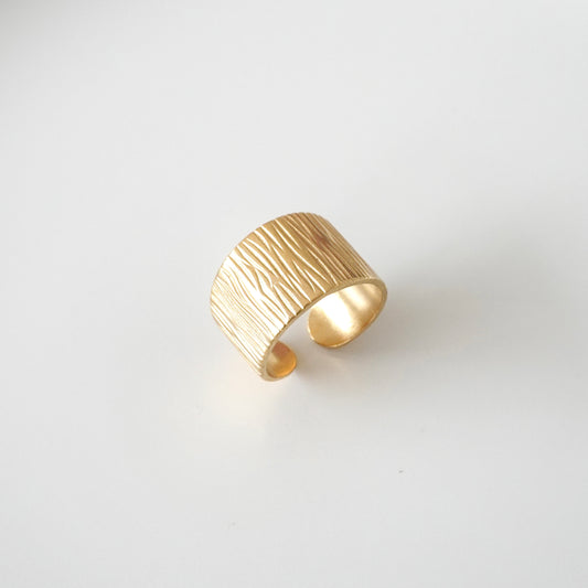 Anillo rígido ancho con textura