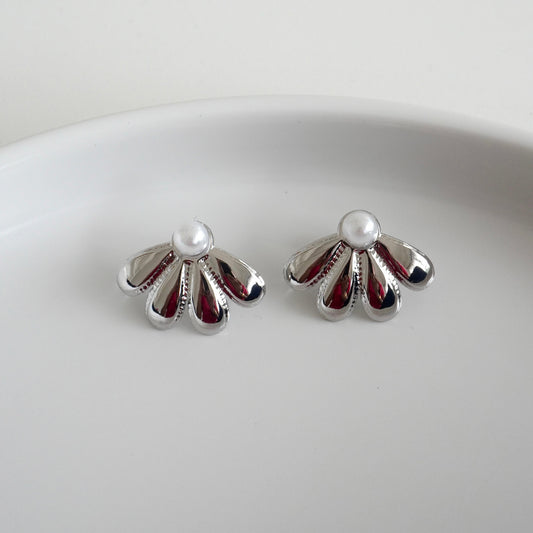 Aretes media flor plateados