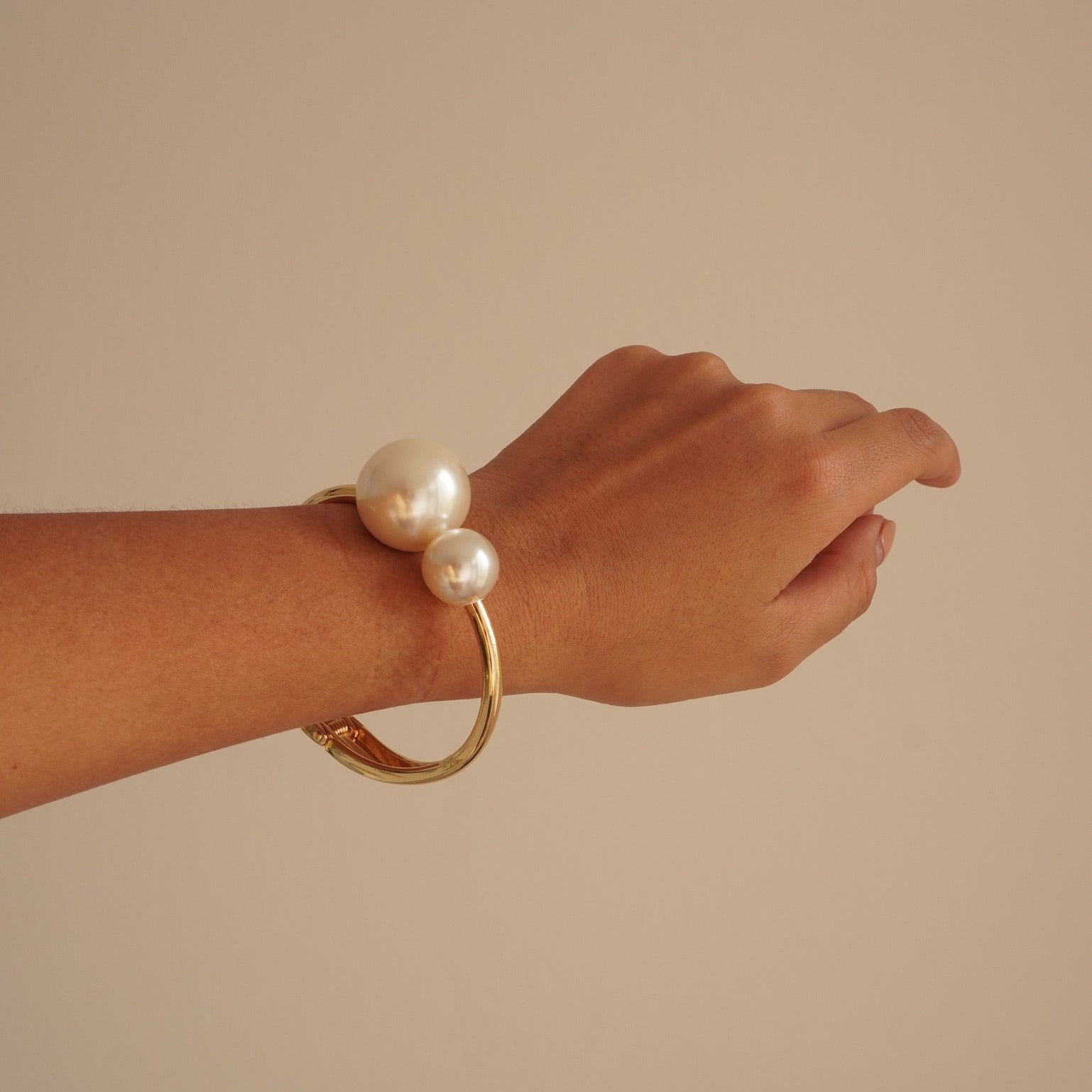 Pulsera rígida con perlas grandes