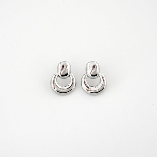 Aretes mini bola y círculo plateado