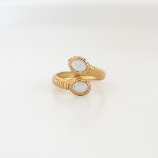 Anillo cruzado piedras blancas