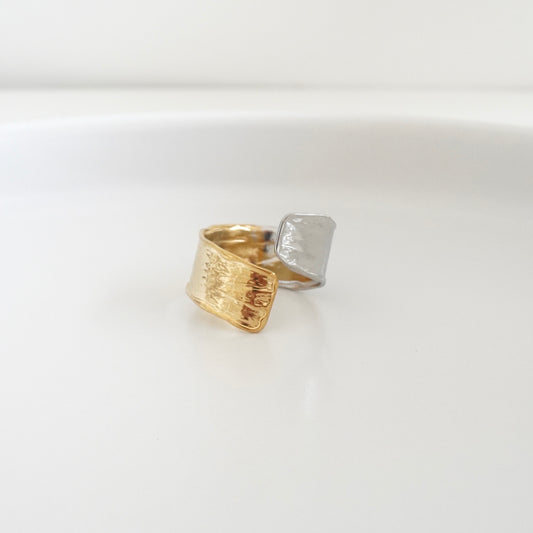 Anillo bicolor abierto con textura