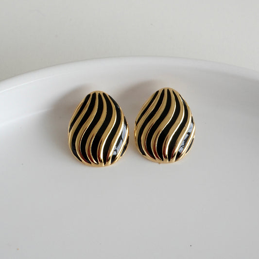 Aretes, concha y líneas negras