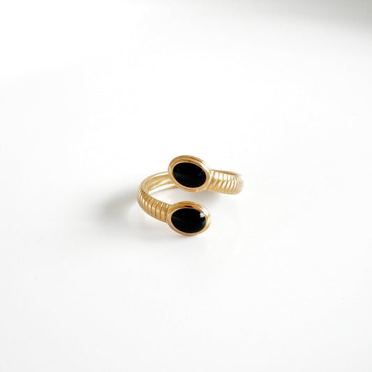 Anillo abierto con piedra negra