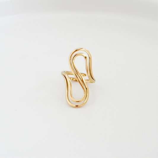 Anillo líneas curvas dorado