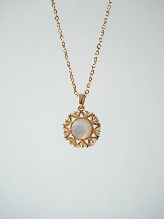 Cadena con dije blanco y zirconias