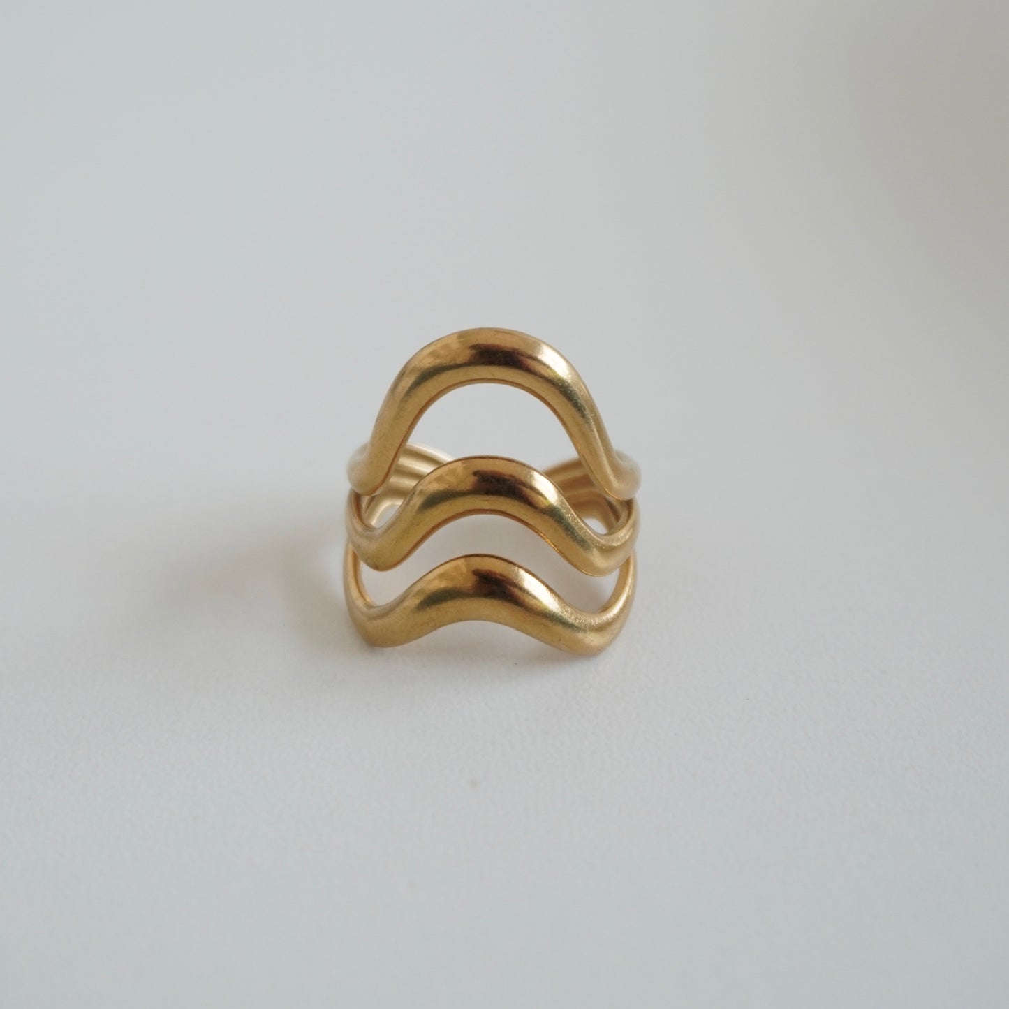 Anillo líneas curvas