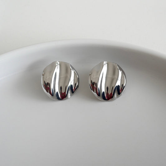 Aretes de botón y líneas plateado