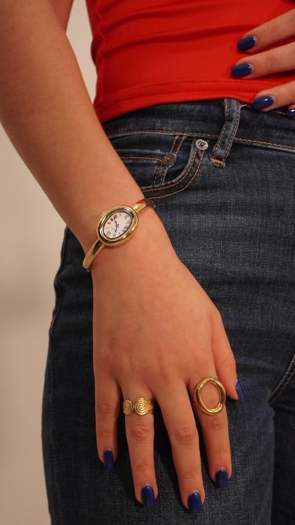 Reloj rigido delgado dorado