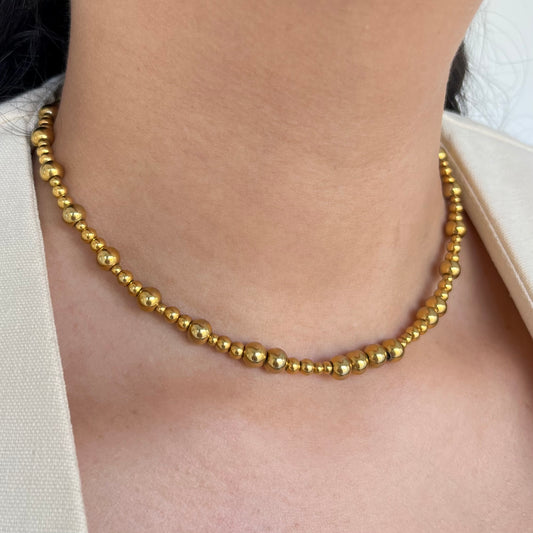 Collar de bolitas disparejas