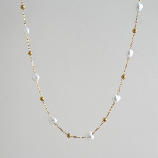 Cadena tipo chocker con perlas de corazón