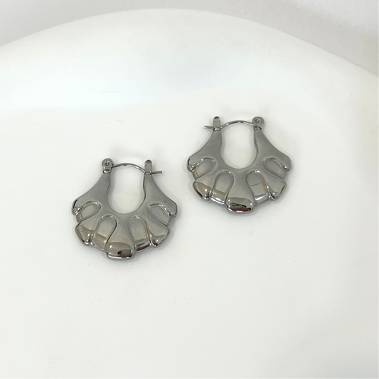 Aretes plateados con diseño