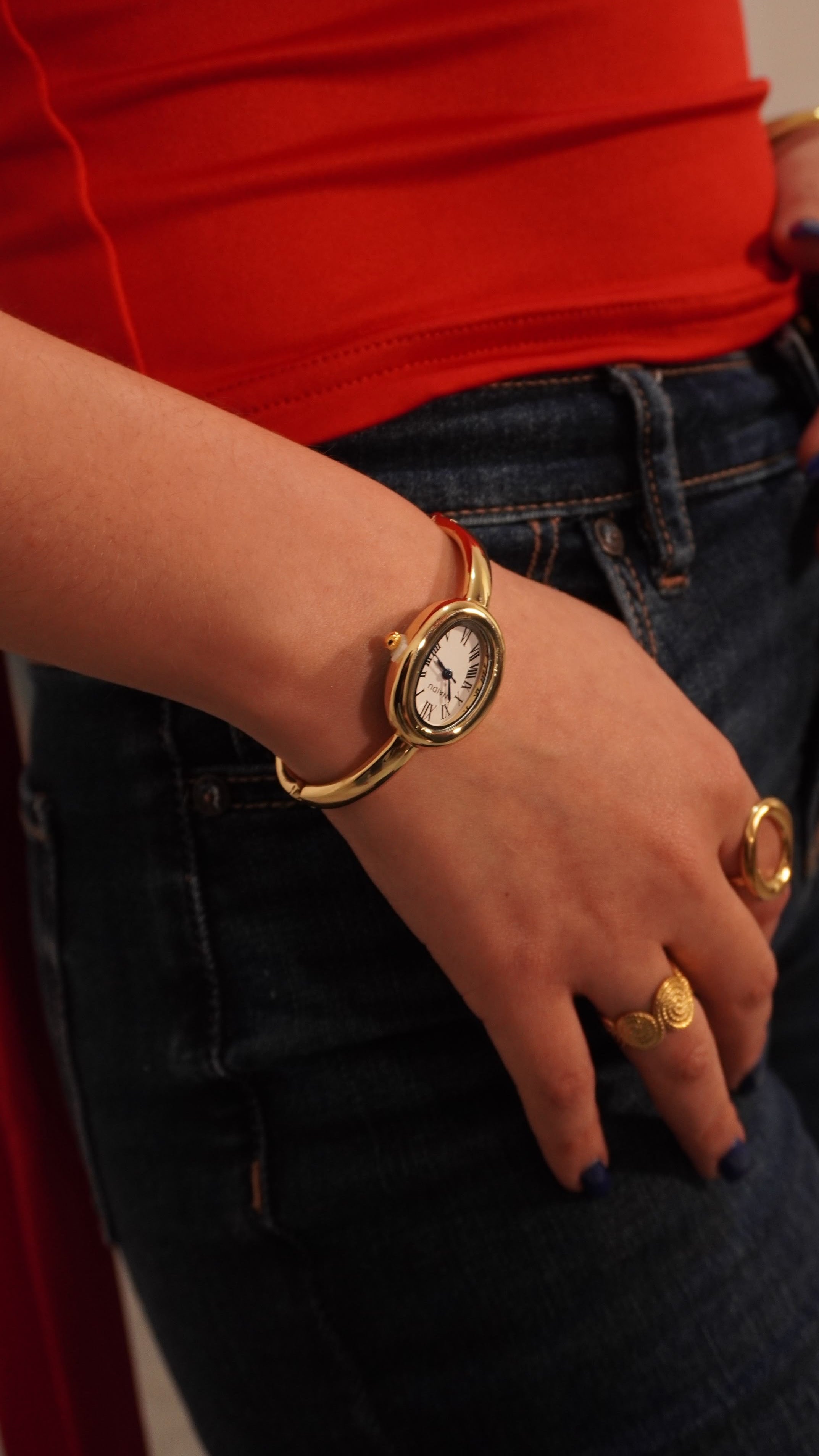 Reloj rigido delgado dorado